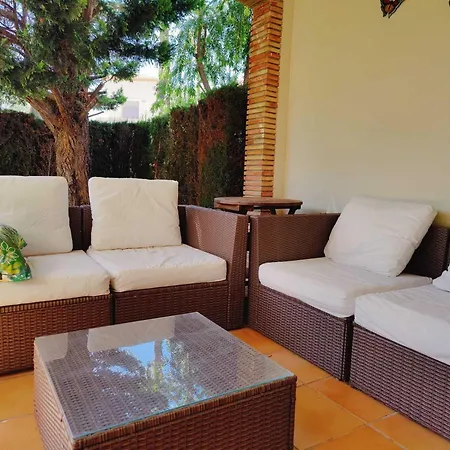 Coqueto Adosado Planta Baja Con Pequeno Jardin Privado Y Salida A Piscina