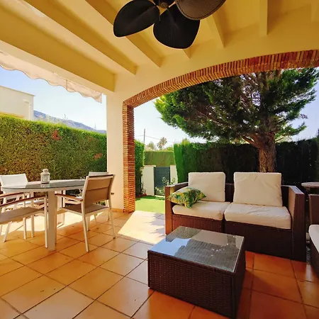 Coqueto Adosado Planta Baja Con Pequeno Jardin Privado Y Salida A Piscina *